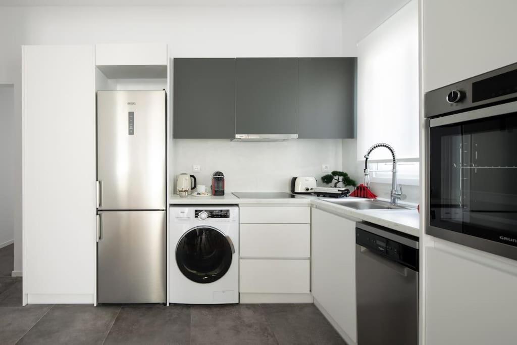 Blue Delta Apartment Palaio Faliro Athena Bagian luar foto